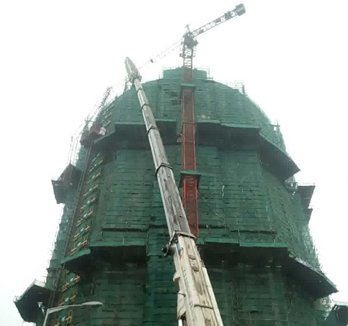 白河吊车在工地上作业